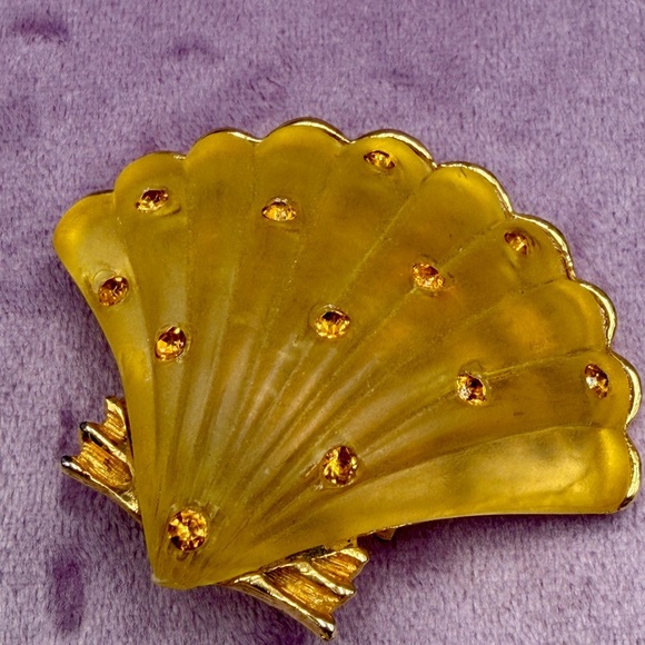 Vintage Acrylic Golden Clam Shell Brooch - Picture 1 of 3